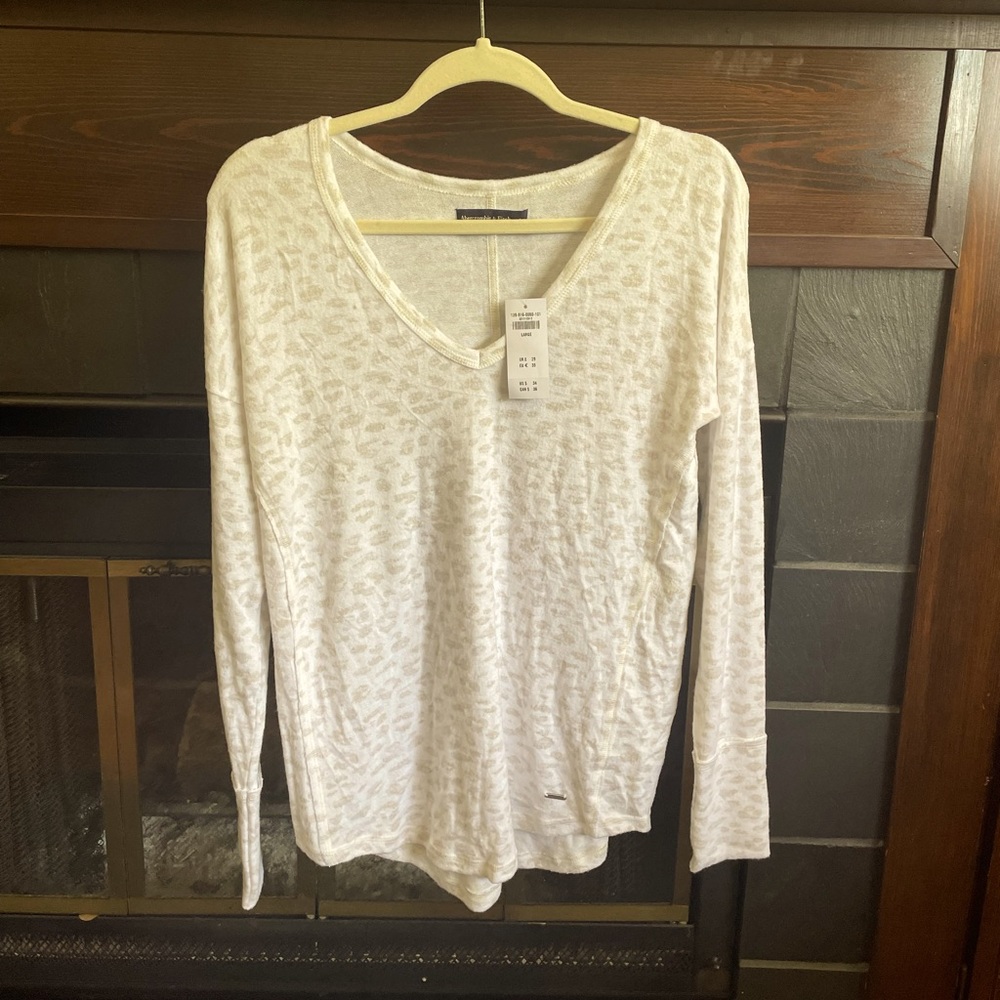 A&F Women’s Cozy Long Sleeve V-Neck- Size Large